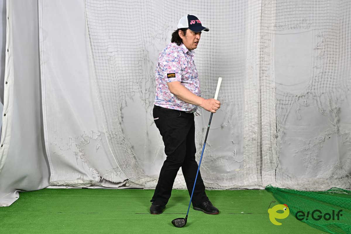 ダウンスイング以降は左腰を後ろに引く形で体を回転する