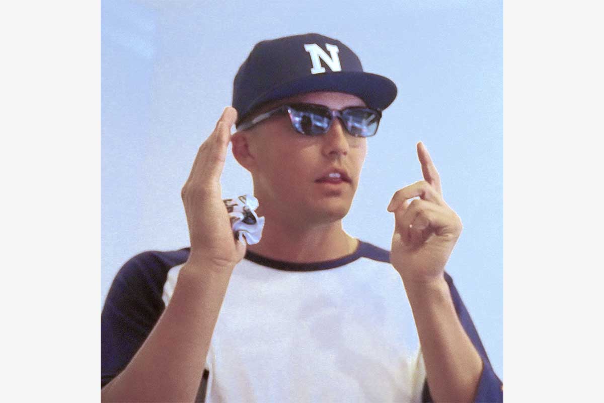 「ゾフ クラップ クリック構造」のメガネを試すラーズ・ヌートバー選手