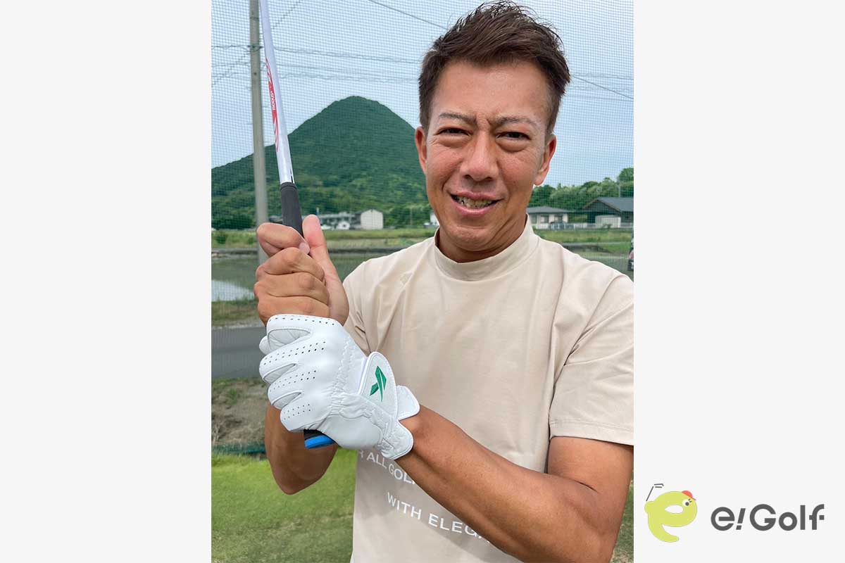 左手の人差し指を右手小指に乗せたり絡ませずに握る