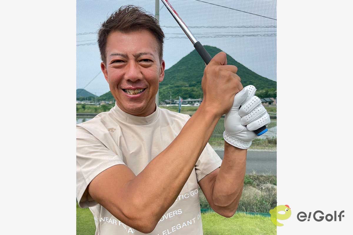 左手の親指をシャフトに乗せて右手で包むように握る方法と、完全に野球のバットを握るように親指を入れ込まない握り方がある