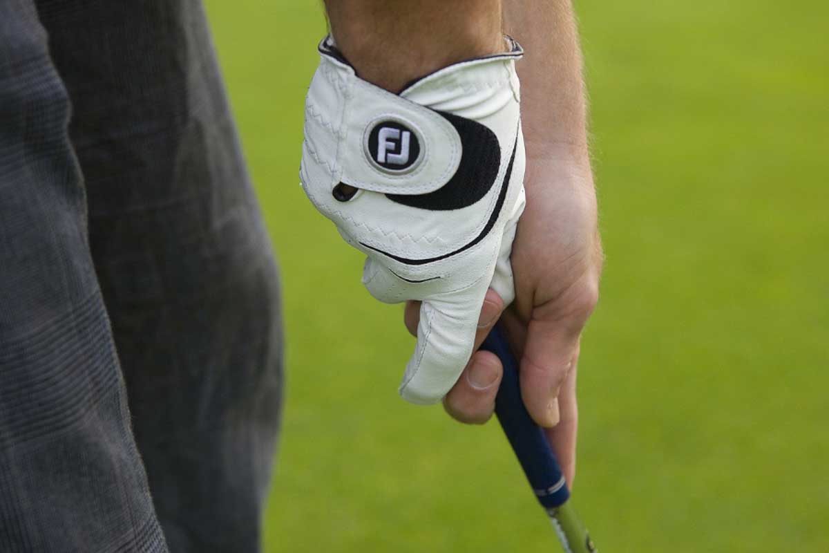 「静」のアドレスから「動」のスイングへスムーズに始動するためには、手首や腕のリキみがないことが重要