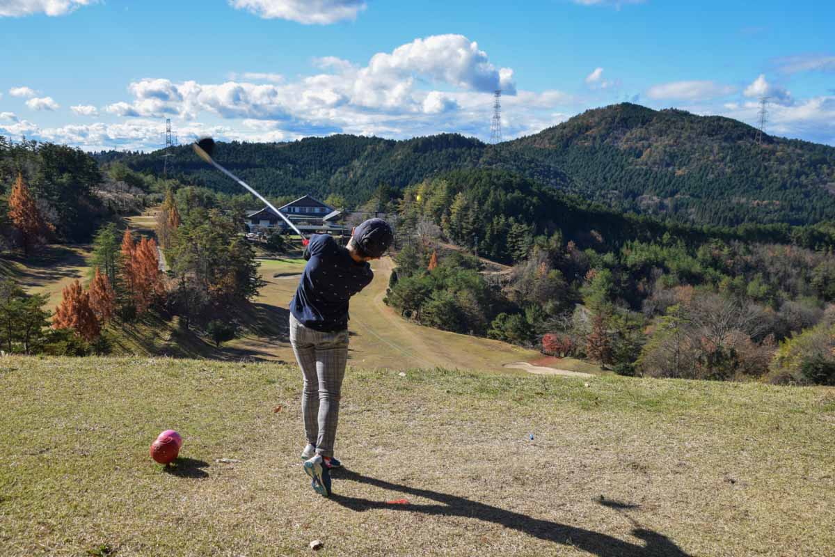 打ち下ろしホールは予想以上にボールが飛ぶことがあるので前の組との距離を十分に取る　写真:AC