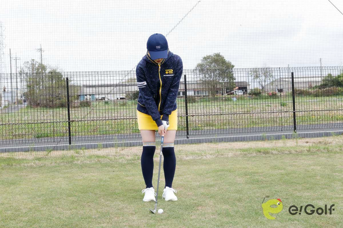 手元の位置を高めにしてハンドアップでアドレス。トゥ寄りにボールをセットし、トゥ側でインパクトすれば、ヘッドがスムーズに抜ける