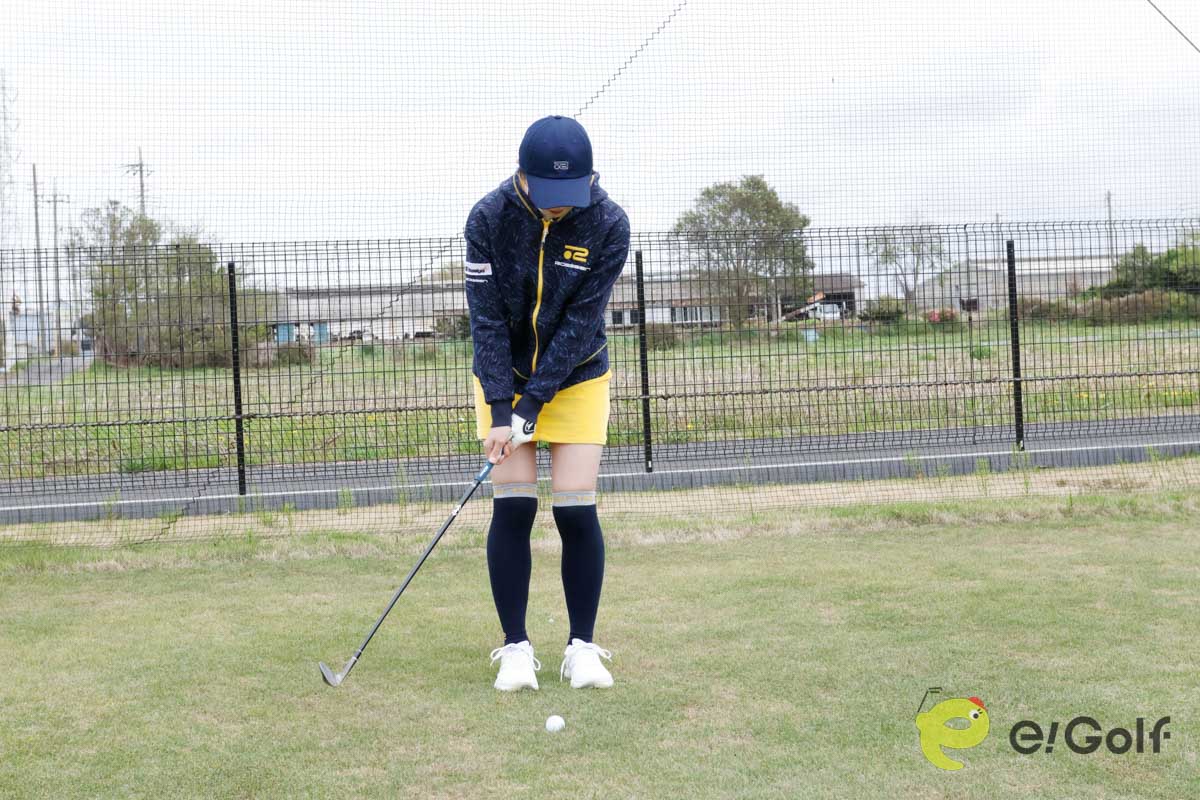 手元の位置を高めにしてハンドアップでアドレス。トゥ寄りにボールをセットし、トゥ側でインパクトすれば、ヘッドがスムーズに抜ける