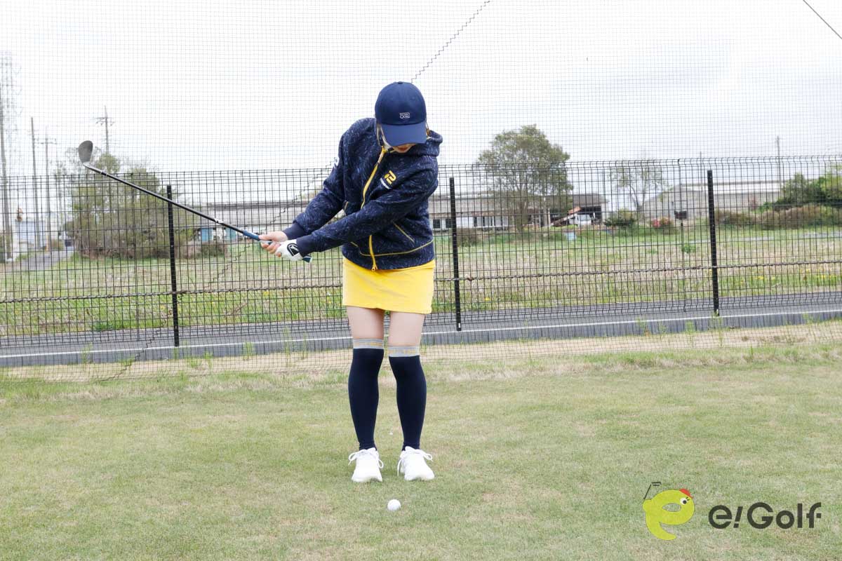 手元の位置を高めにしてハンドアップでアドレス。トゥ寄りにボールをセットし、トゥ側でインパクトすれば、ヘッドがスムーズに抜ける