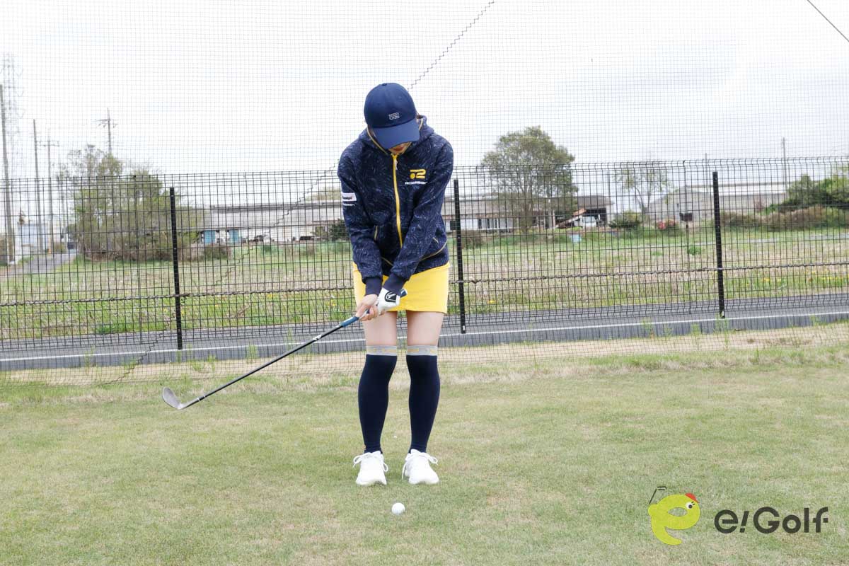 手元の位置を高めにしてハンドアップでアドレス。トゥ寄りにボールをセットし、トゥ側でインパクトすれば、ヘッドがスムーズに抜ける