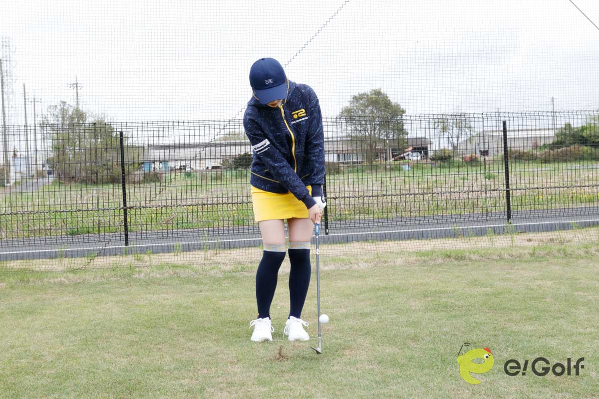 手元の位置を高めにしてハンドアップでアドレス。トゥ寄りにボールをセットし、トゥ側でインパクトすれば、ヘッドがスムーズに抜ける