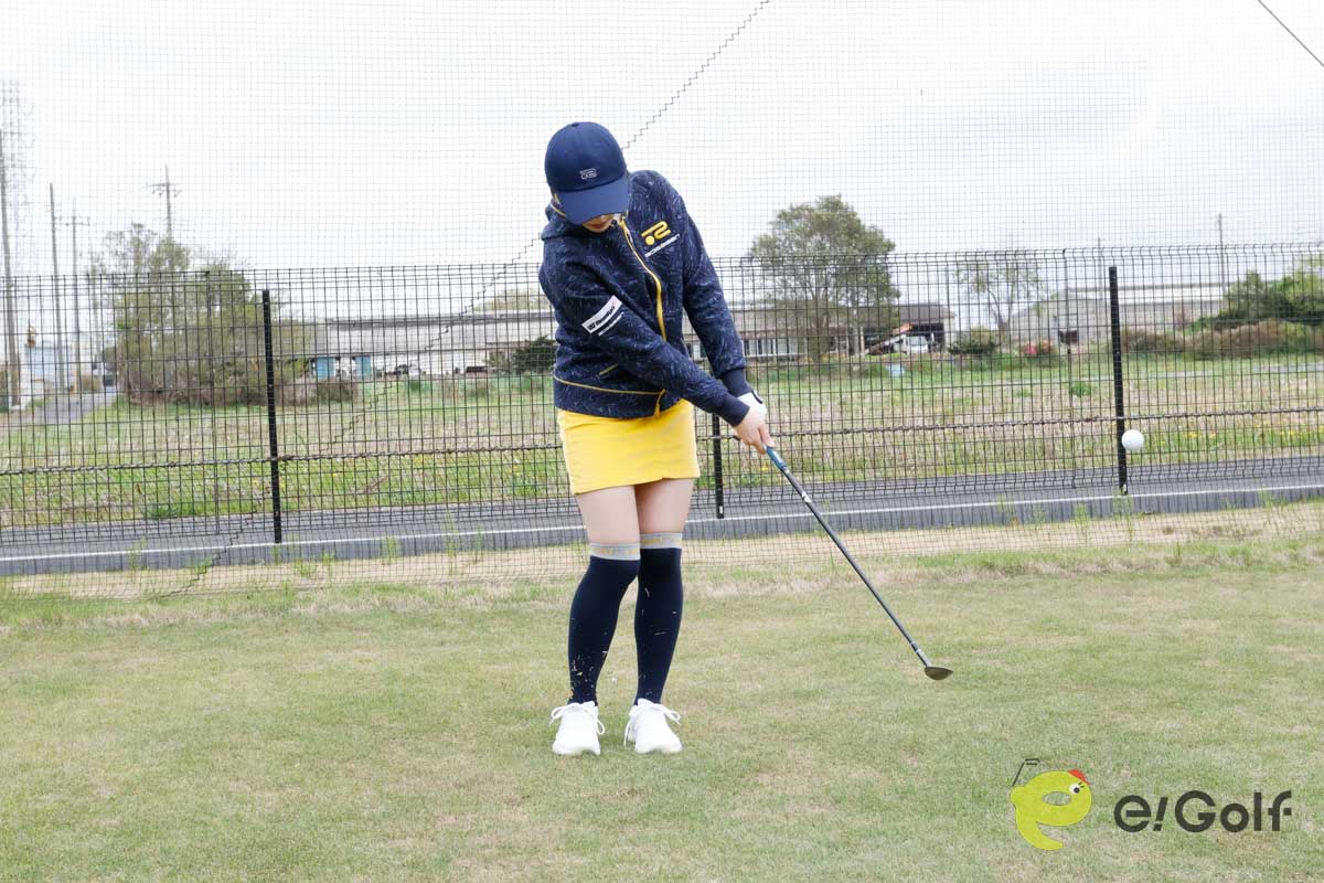 手元の位置を高めにしてハンドアップでアドレス。トゥ寄りにボールをセットし、トゥ側でインパクトすれば、ヘッドがスムーズに抜ける