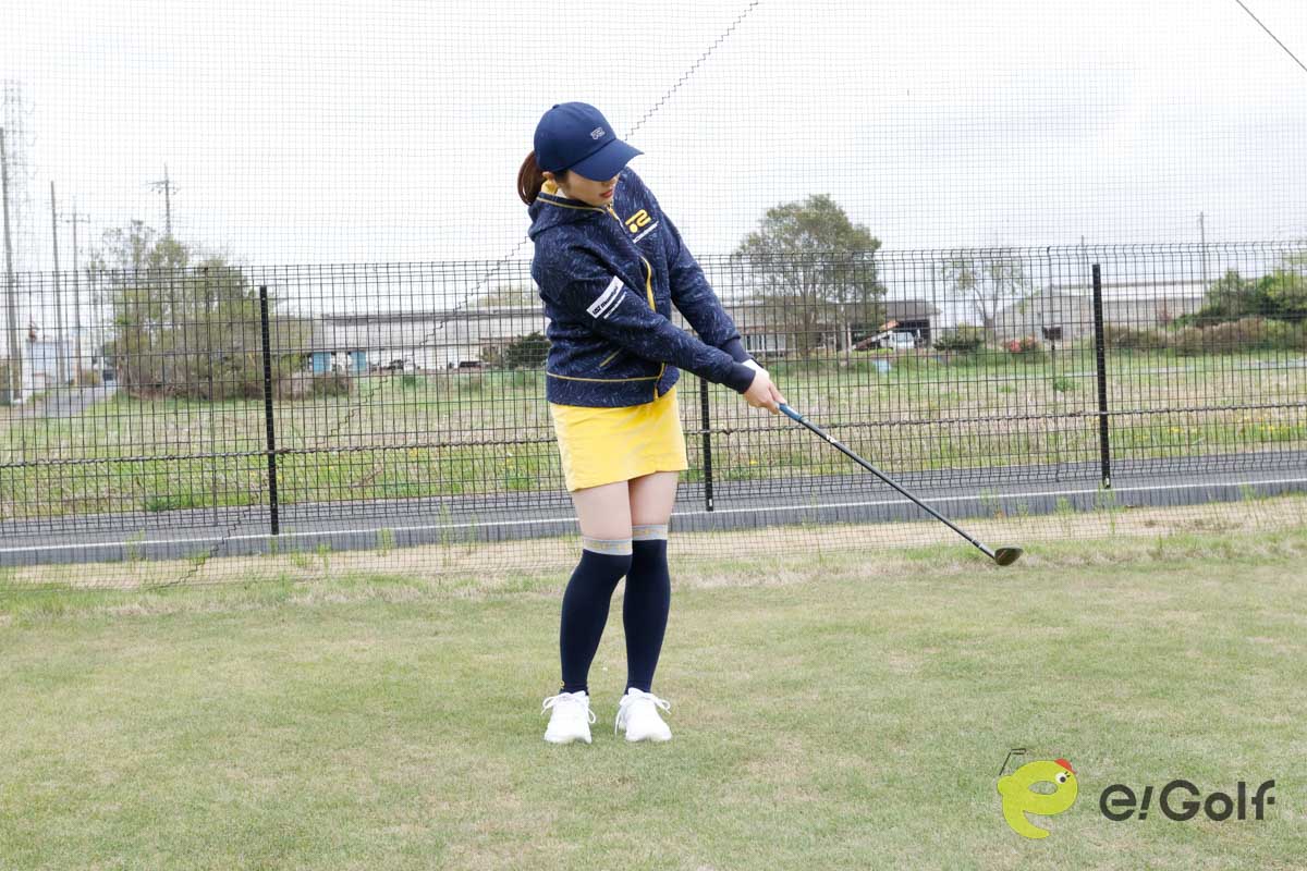 手元の位置を高めにしてハンドアップでアドレス。トゥ寄りにボールをセットし、トゥ側でインパクトすれば、ヘッドがスムーズに抜ける