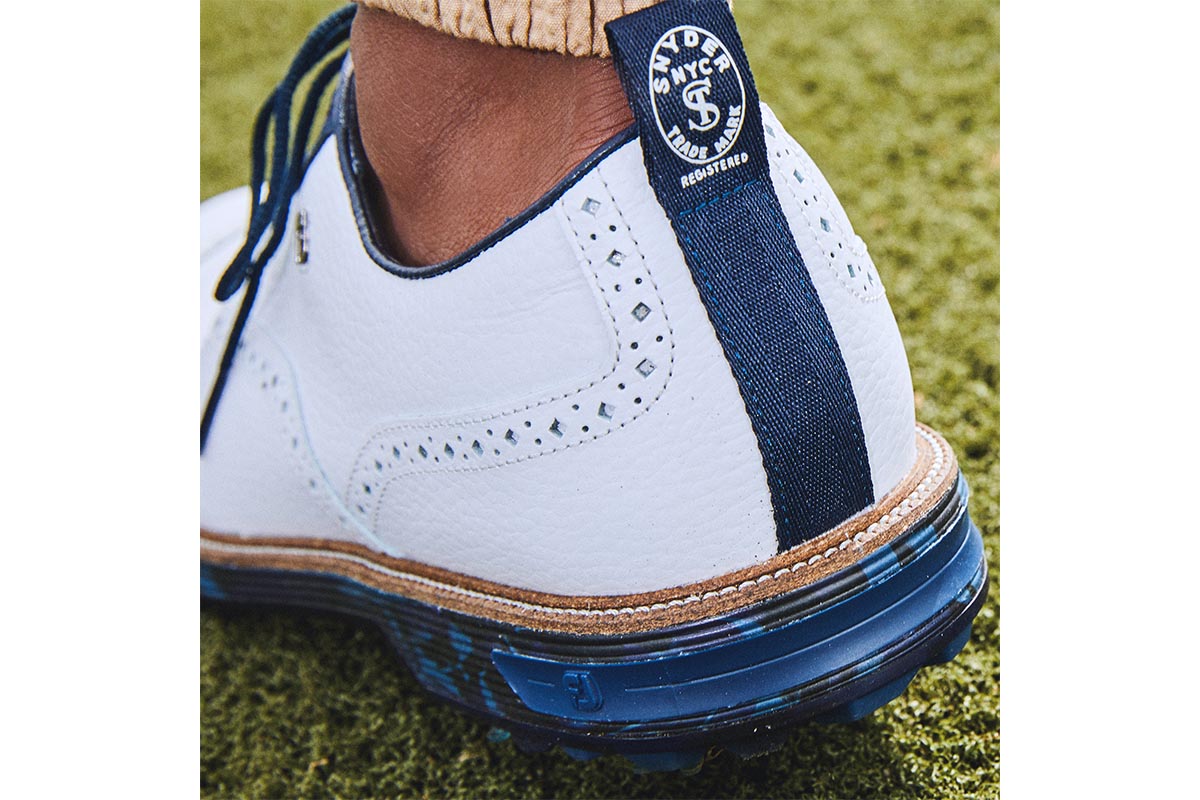 純白に美しいブルーのレザーでアクセントをつけている