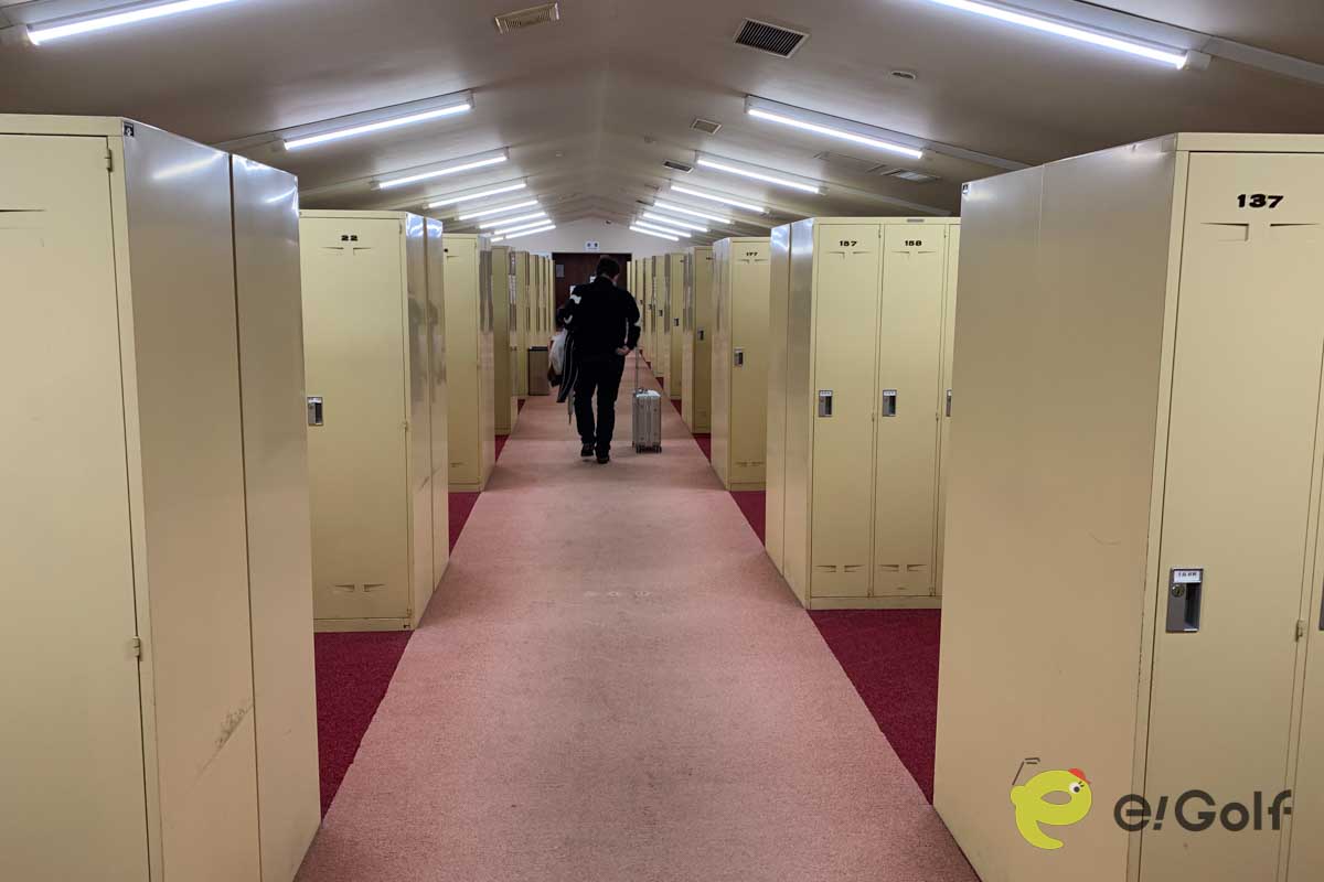 まれに遭遇する「土足禁止のロッカールーム」。ちょっと面倒くさい、と感じているゴルファーも多い？（写真はイメージ）