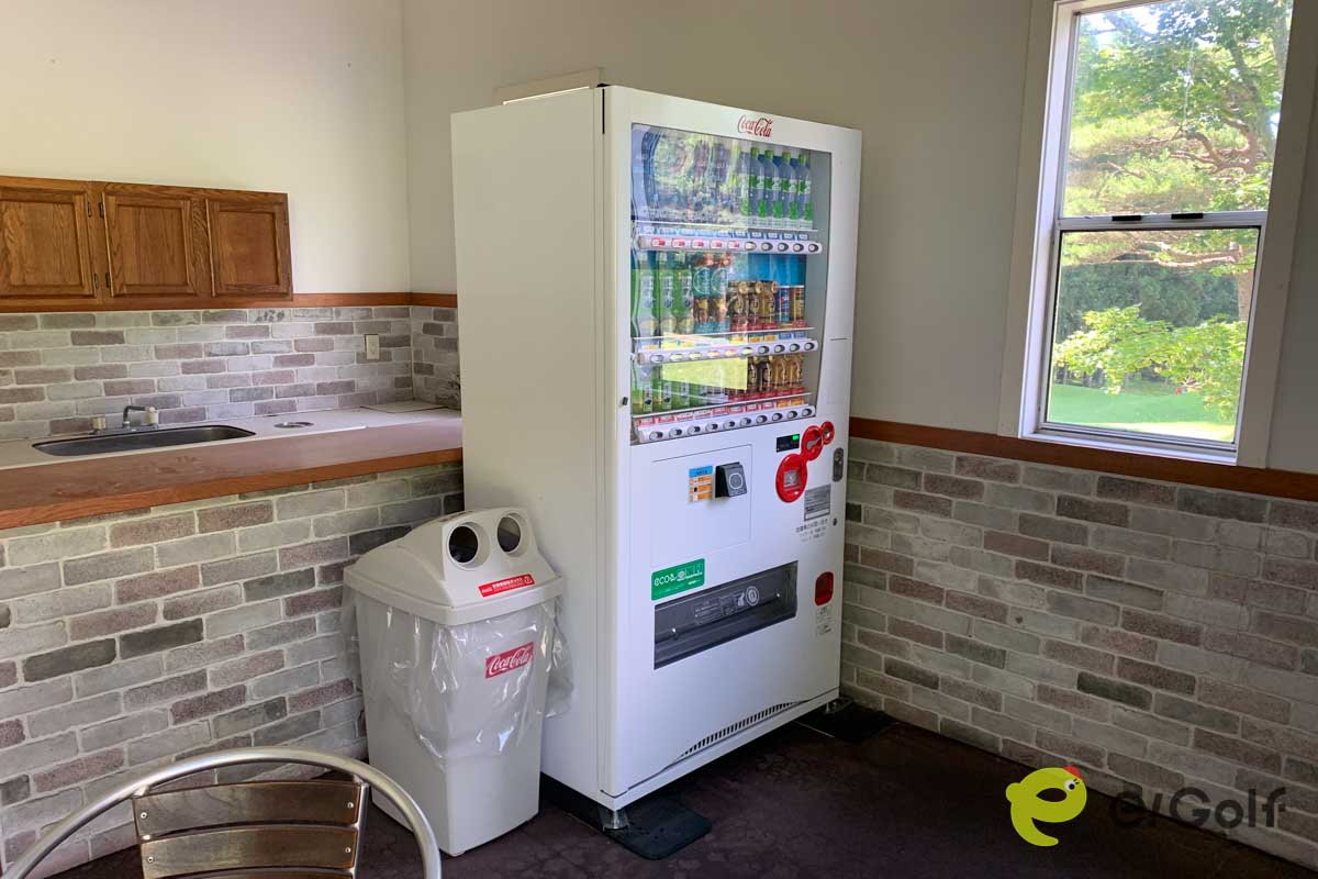 コース内の自動販売機の価格などもオーナーの意向が強く反映されている!?（写真はイメージ）