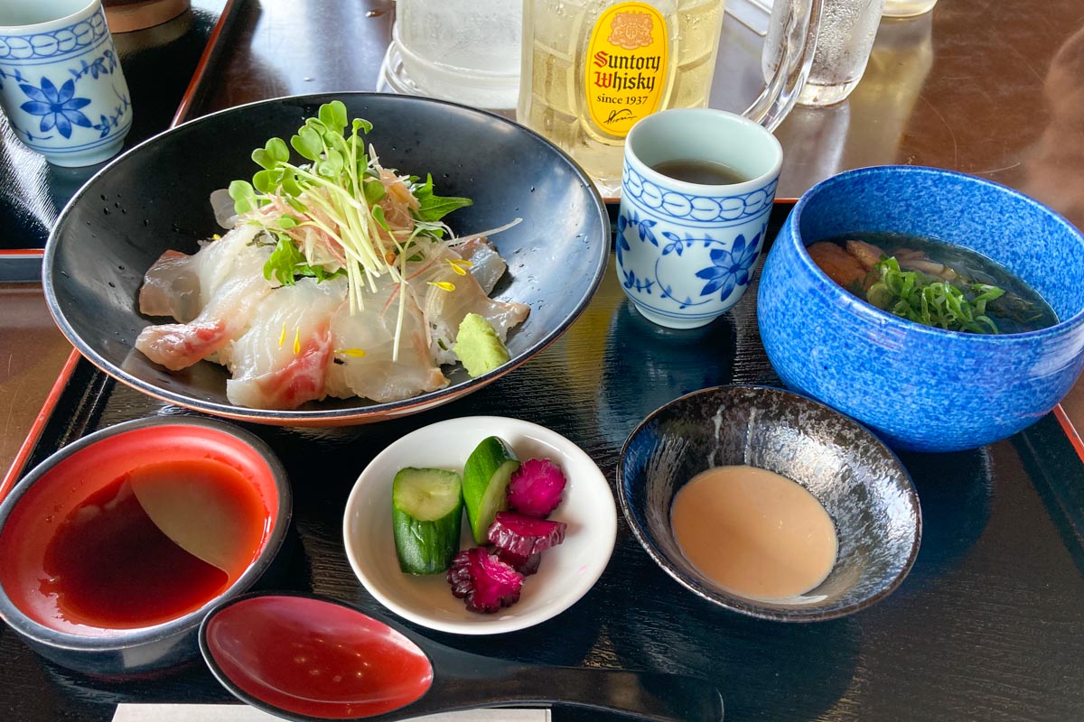 ランチの鯛めしも美味しくいただきました　写真：林郁夫