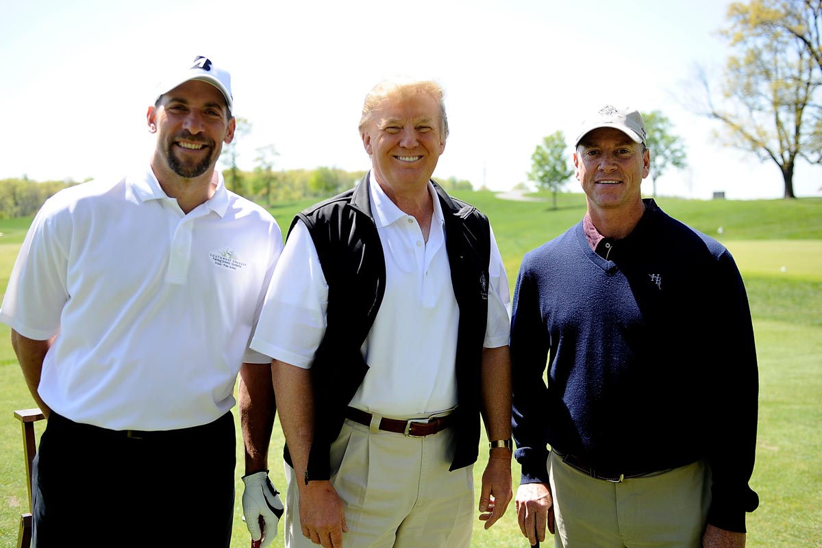 リブゴルフ次戦会場のトランプ・ナショナルGCベドミンスターでMLB通算213勝のジョン・スモルツ、同305勝のトム・グラビンと3ショットを撮るドナルド・トランプ前大統領（2010年の写真）　写真：Getty Images