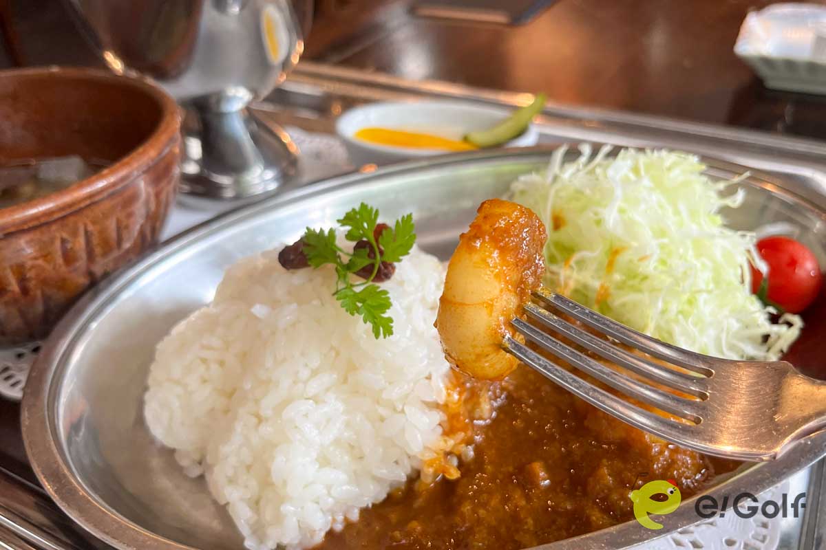 海老カレーをしっかりとフォークで頂きました　写真：林郁夫