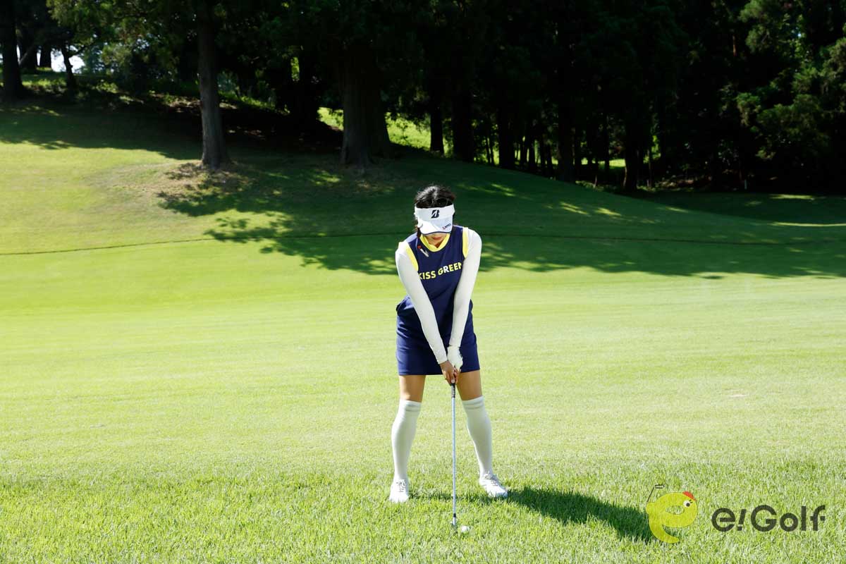 クラブを短く持ち、ヘッドを浮かせて構える。バックスイングはいつも通りのスピードを心がけると、打ち急ぎや力みのミスを防げる