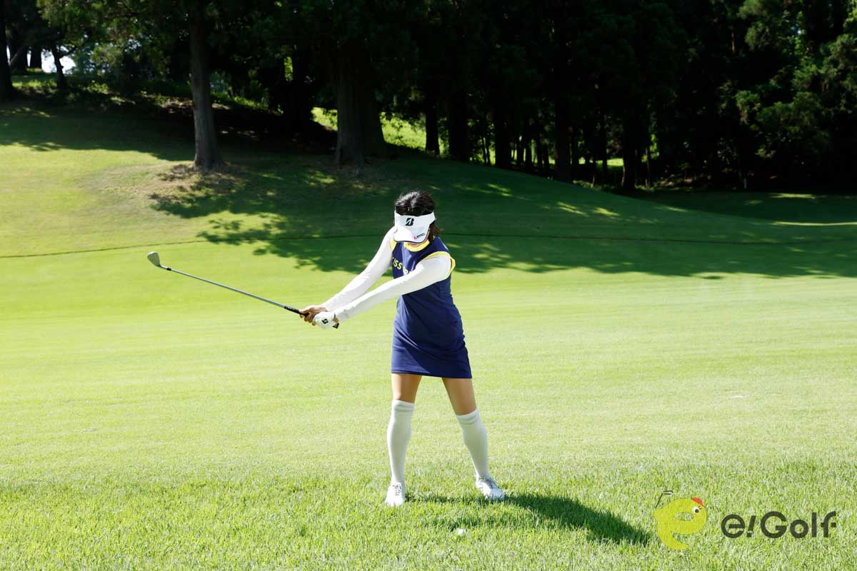 クラブを短く持ち、ヘッドを浮かせて構える。バックスイングはいつも通りのスピードを心がけると、打ち急ぎや力みのミスを防げる