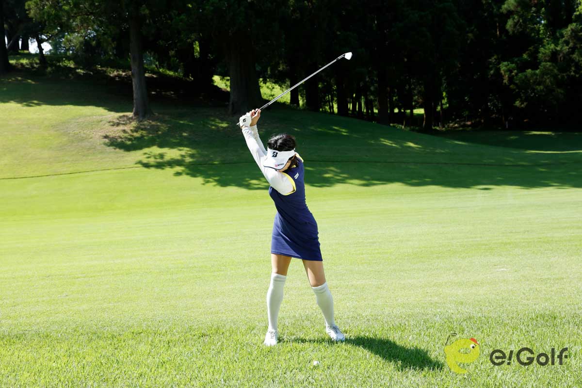 クラブを短く持ち、ヘッドを浮かせて構える。バックスイングはいつも通りのスピードを心がけると、打ち急ぎや力みのミスを防げる