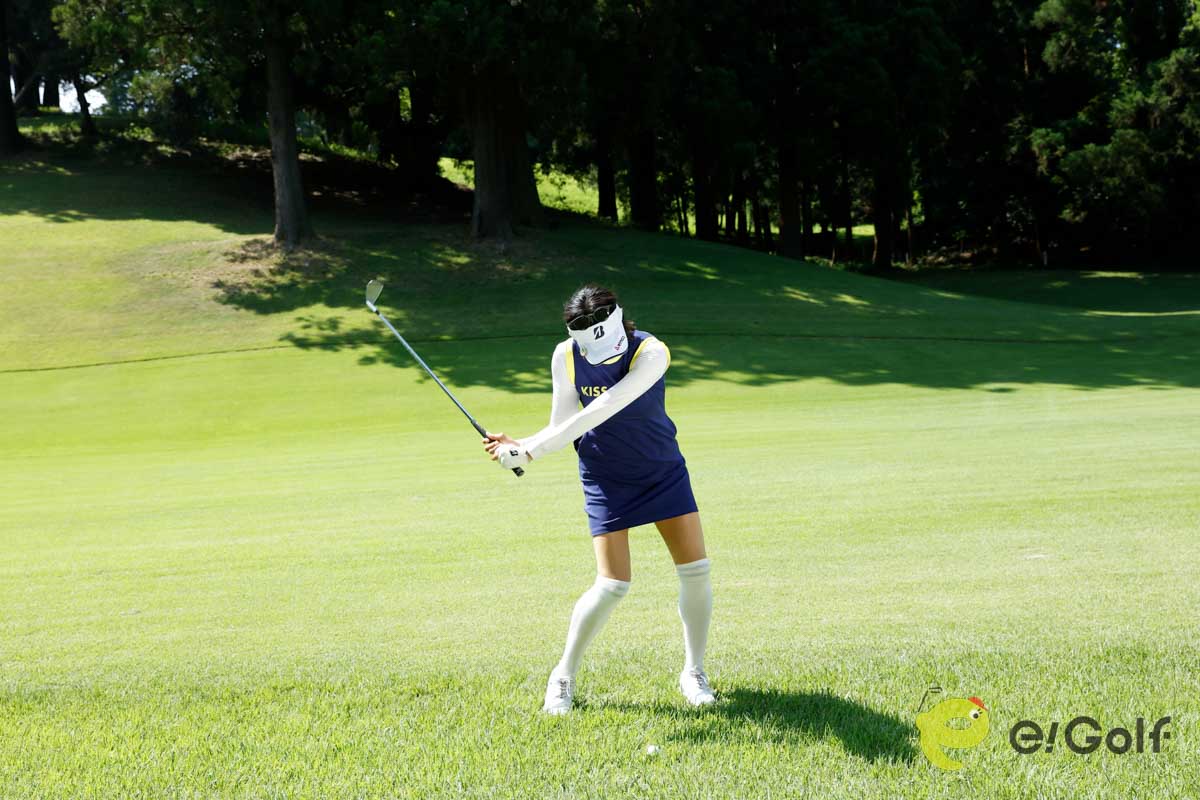 クラブを短く持ち、ヘッドを浮かせて構える。バックスイングはいつも通りのスピードを心がけると、打ち急ぎや力みのミスを防げる