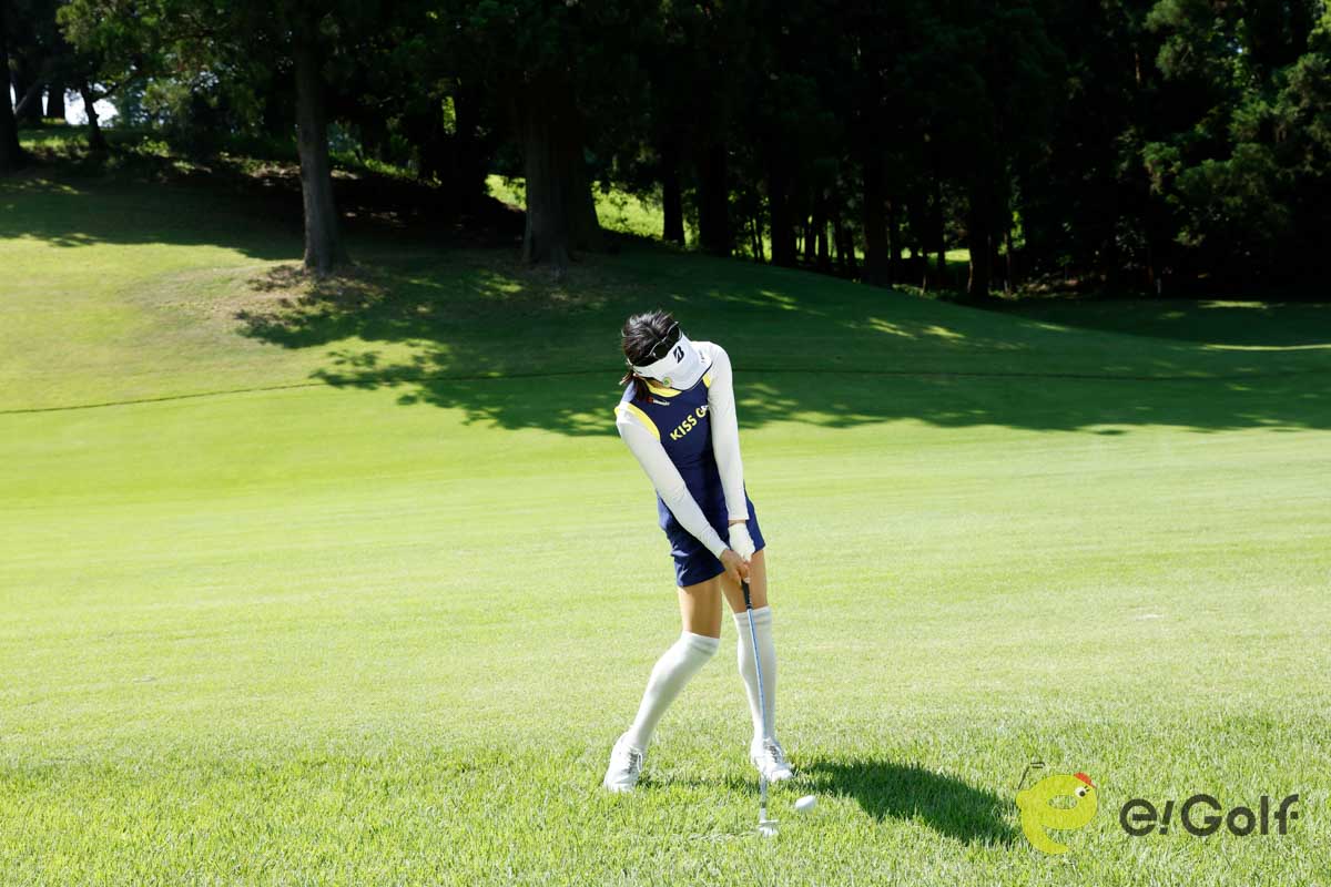 クラブを短く持ち、ヘッドを浮かせて構える。バックスイングはいつも通りのスピードを心がけると、打ち急ぎや力みのミスを防げる