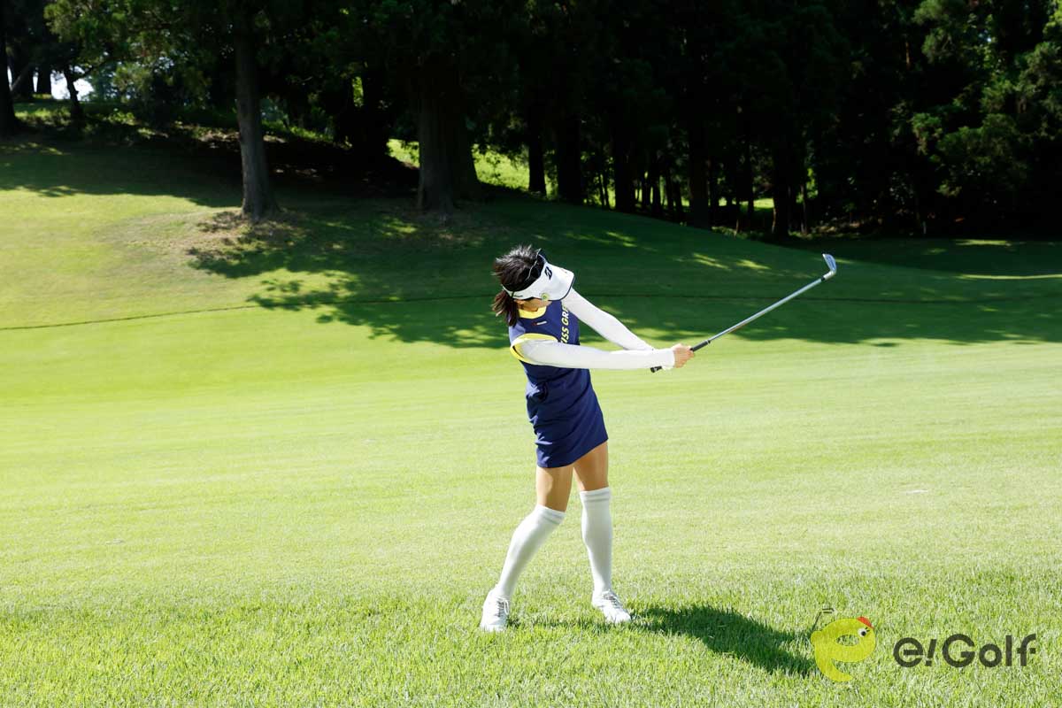 クラブを短く持ち、ヘッドを浮かせて構える。バックスイングはいつも通りのスピードを心がけると、打ち急ぎや力みのミスを防げる