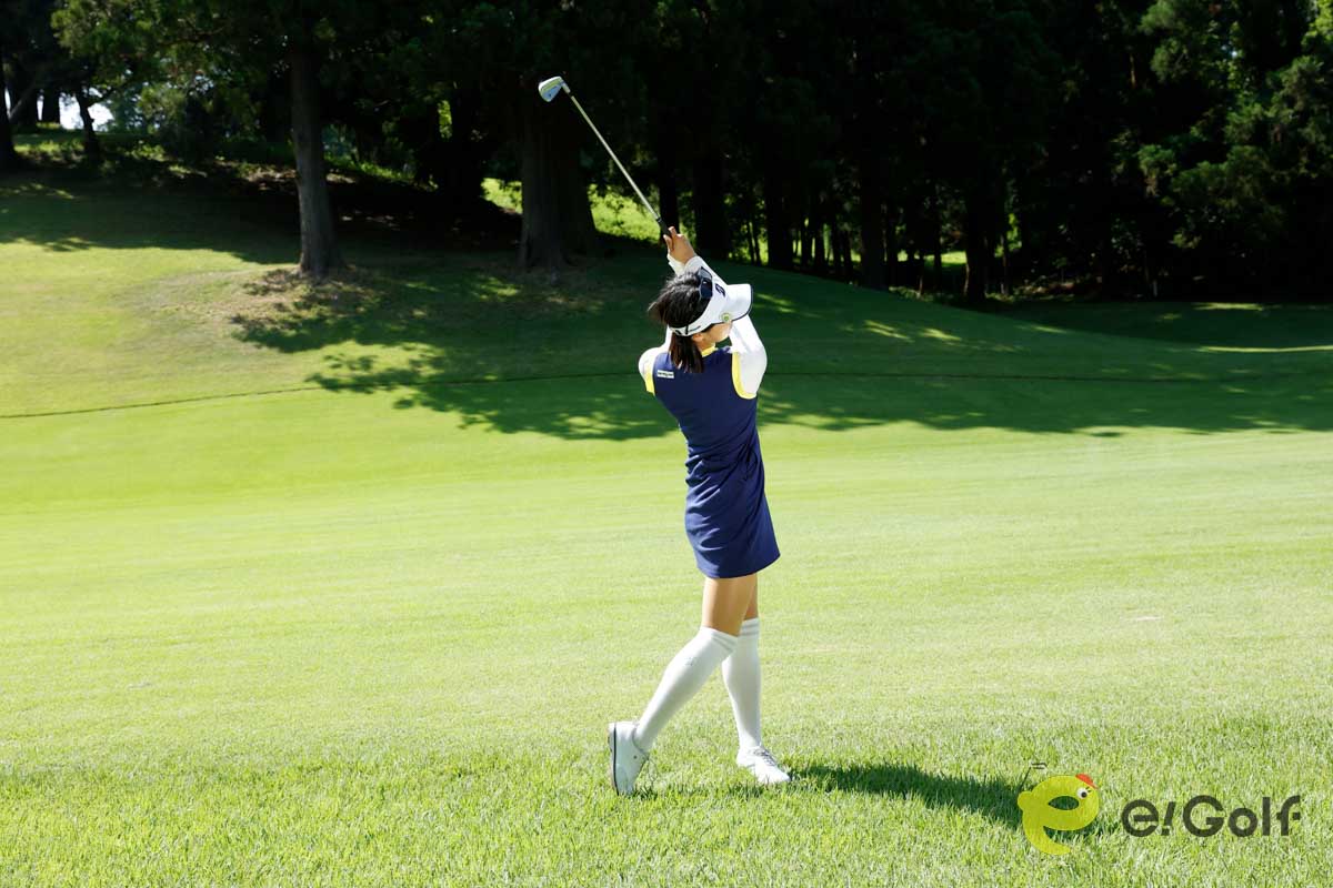 クラブを短く持ち、ヘッドを浮かせて構える。バックスイングはいつも通りのスピードを心がけると、打ち急ぎや力みのミスを防げる