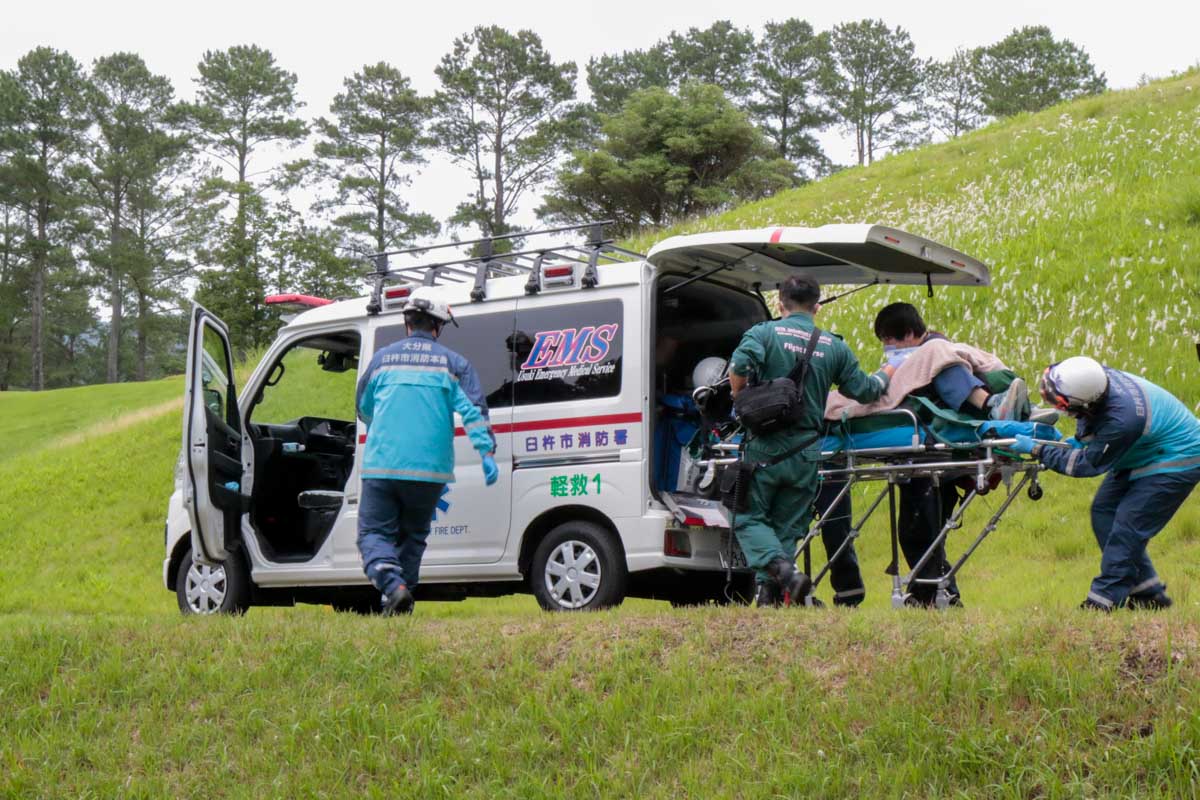 ゴルフ場の狭い管理道路やカート道路でも軽救急車なら入ってこられる　写真：臼杵市消防本部提供