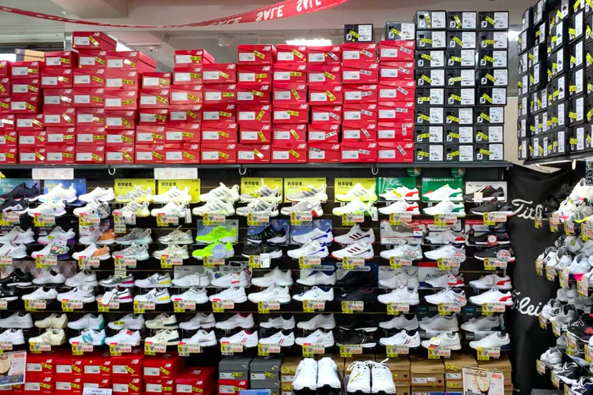 「数値が大きい利き足のサイズに、プラス1.0〜1.5センチの範囲でゴルフシューズを選んでください。そのサイズの中から『高さ』や『幅』、『土踏まずのタイプ』がしっくりするものを試し履きで見つけてください」（ゴルフパートナー港北ニュータウン・林崎店長）