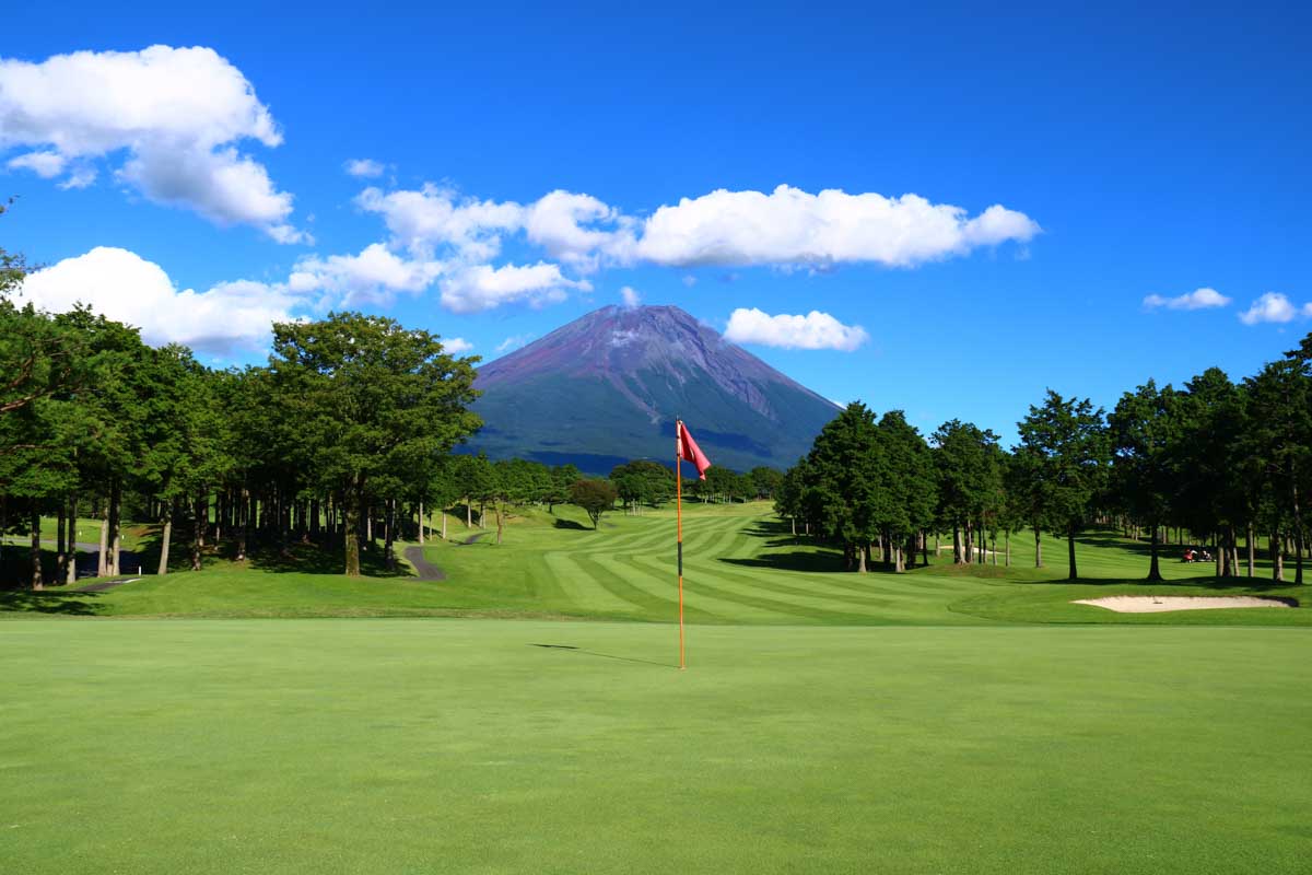 この絶景！　全ホールから富士山が眺められる高原コース　写真提供:朝霧CC
