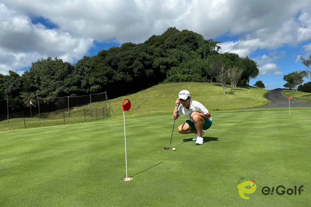 練習グリーンでパット練習をするルイゴルフさん