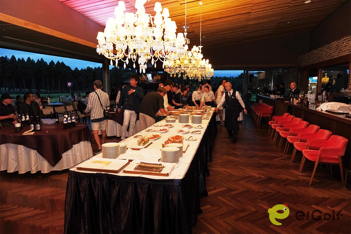 発表会の前には、立食形式のパーティーも行われた