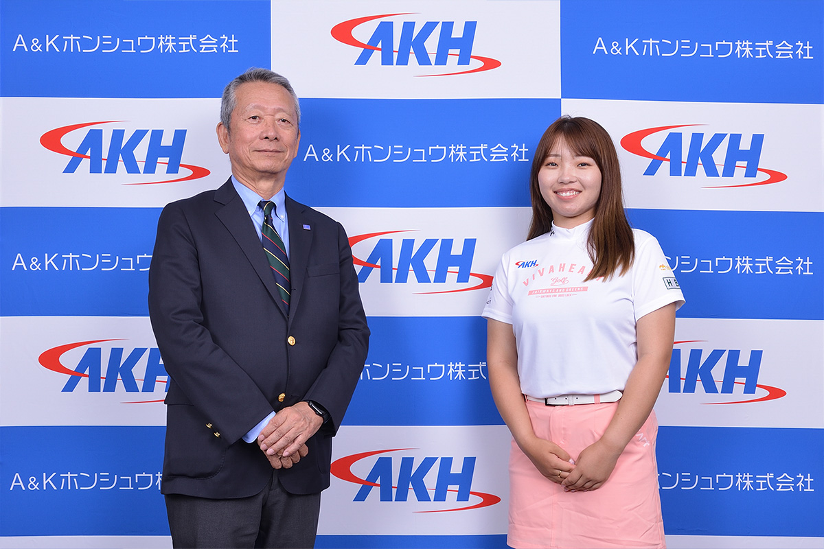 A&Kホンシュウとスポンサー契約を結んだ高久みなみ（右）