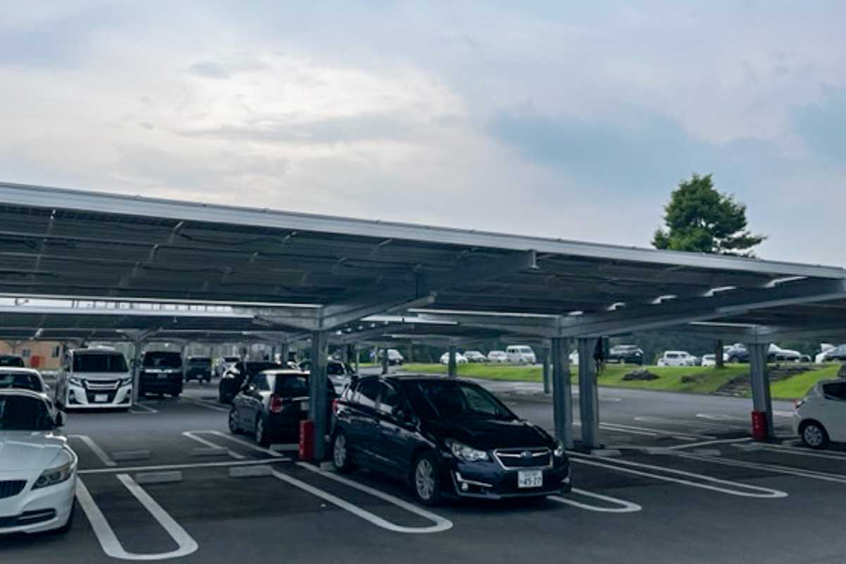 ソーラーパネル屋根付き駐車場を完備。高級感漂う宍戸ヒルズCC　写真提供:加賀屋ゴルフ