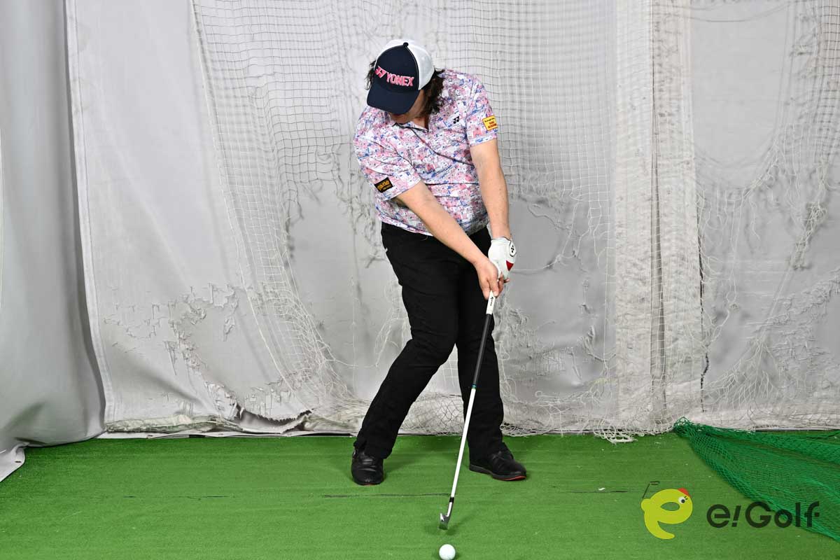 インパクトではハンドファーストの形をキープする