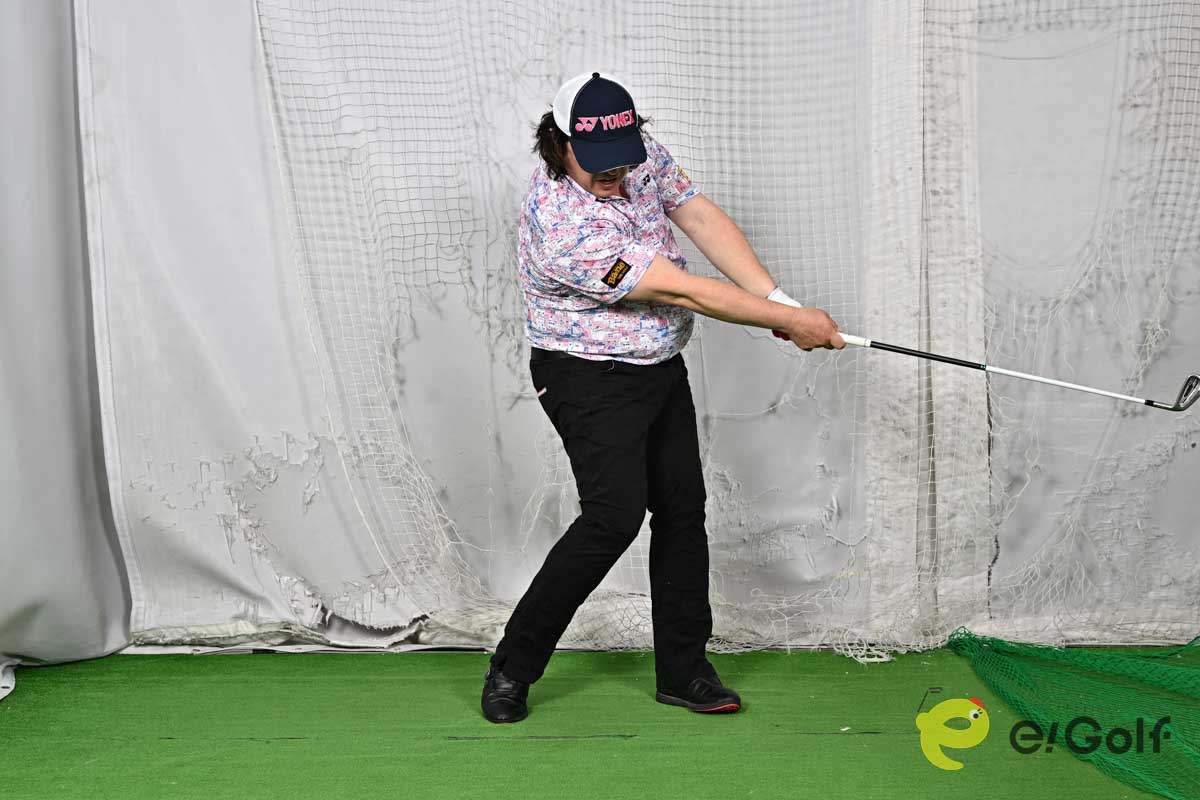 ハンドファーストインパクトからフォローを大きくすると、左足に体重が乗ったフィニッシュになる