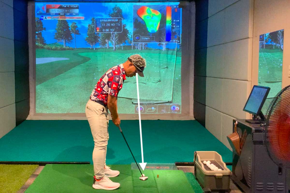 インパクトの精度を担保しつつ、NGなボール位置にならない「眉毛やや外側」のボール位置にしているパター名手は意外と多い