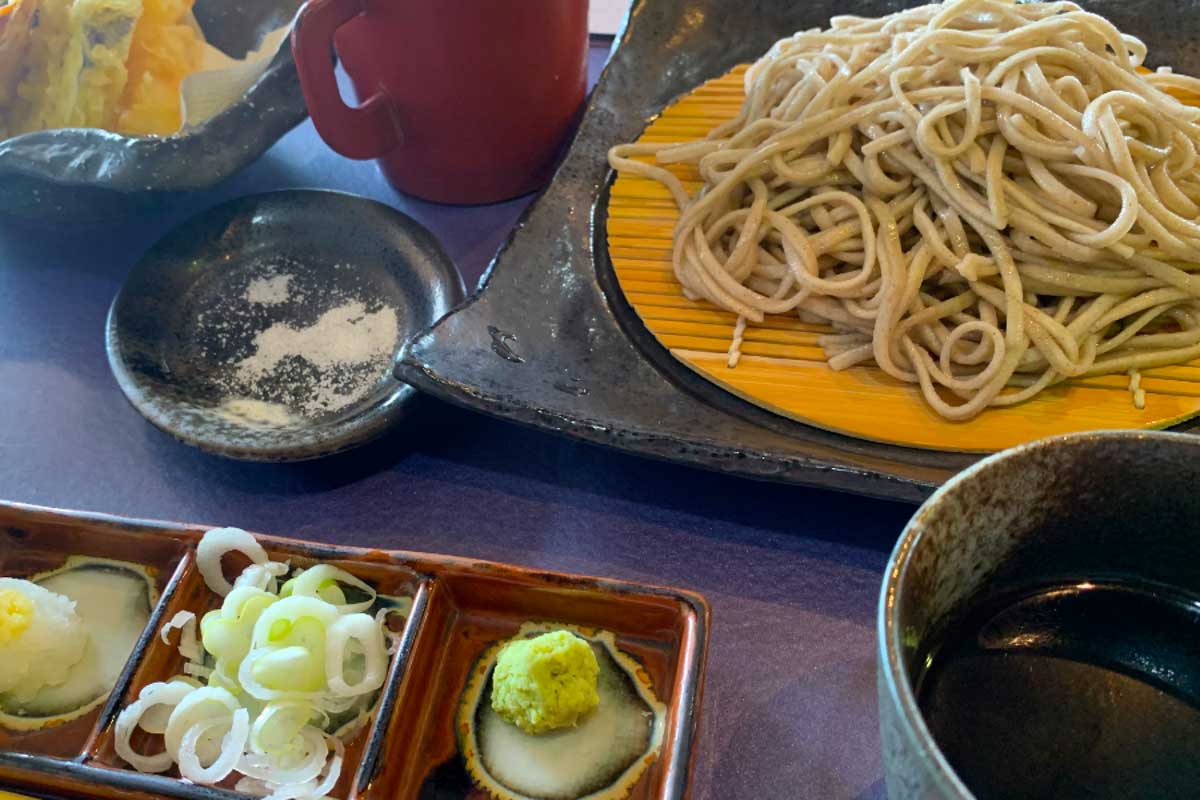 ハーフターンで食事をする日本のスタイルは世界の中ではガラパゴスかも知れないが魅力もある