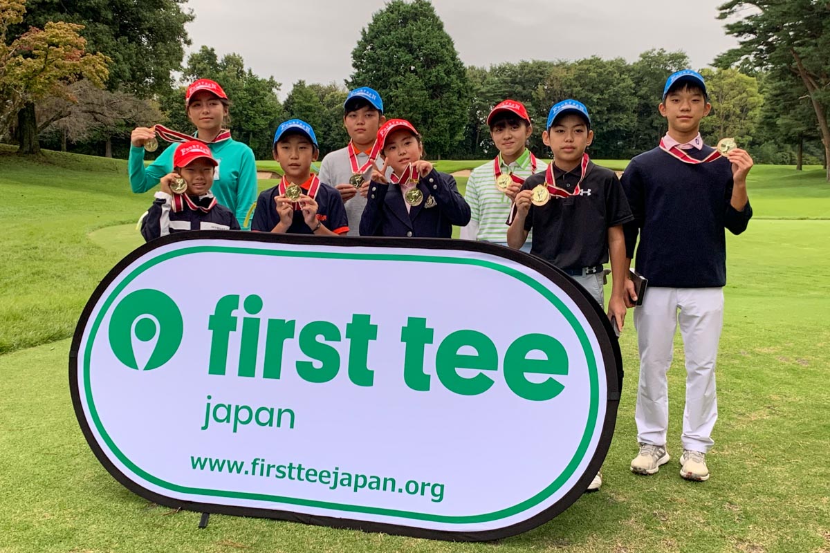 各カテゴリーの優勝者、前列左から河井さらんさん（7－9歳女子）、篠原桜司くん（7－9歳男子）、高橋優奈さん（10－11歳女子）、小林豪兼くん（10－11歳男子）、後列左からゴヒーン・ソフィアさん（12－13歳女子）、神永直輝くん（12－13歳男子）、千神桃さん（14歳以上女子）、佐々幸史朗くん（14歳以上男子）