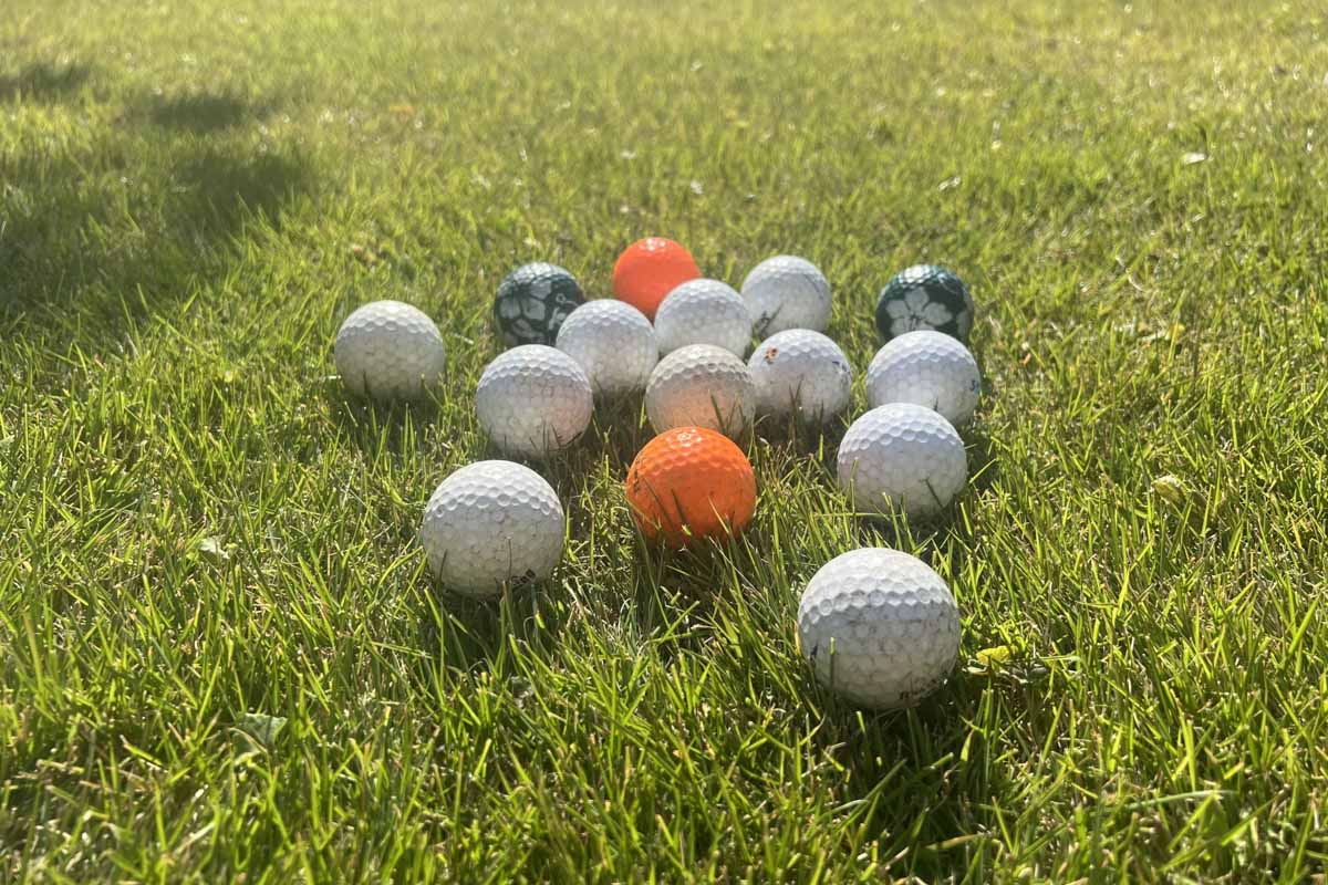 古くなったボールはパター練習などに回すと経済的　写真:AC