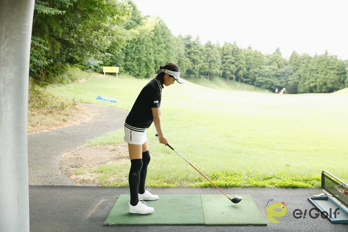 右足を引いてクローズスタンスでアドレス。いつも通りにクラブを上げれば、懐にスペースが生まれてインからクラブを下ろしやすくなる。また、左サイドに壁ができるため、ヘッドが走って飛距離アップに繋がりやすい
