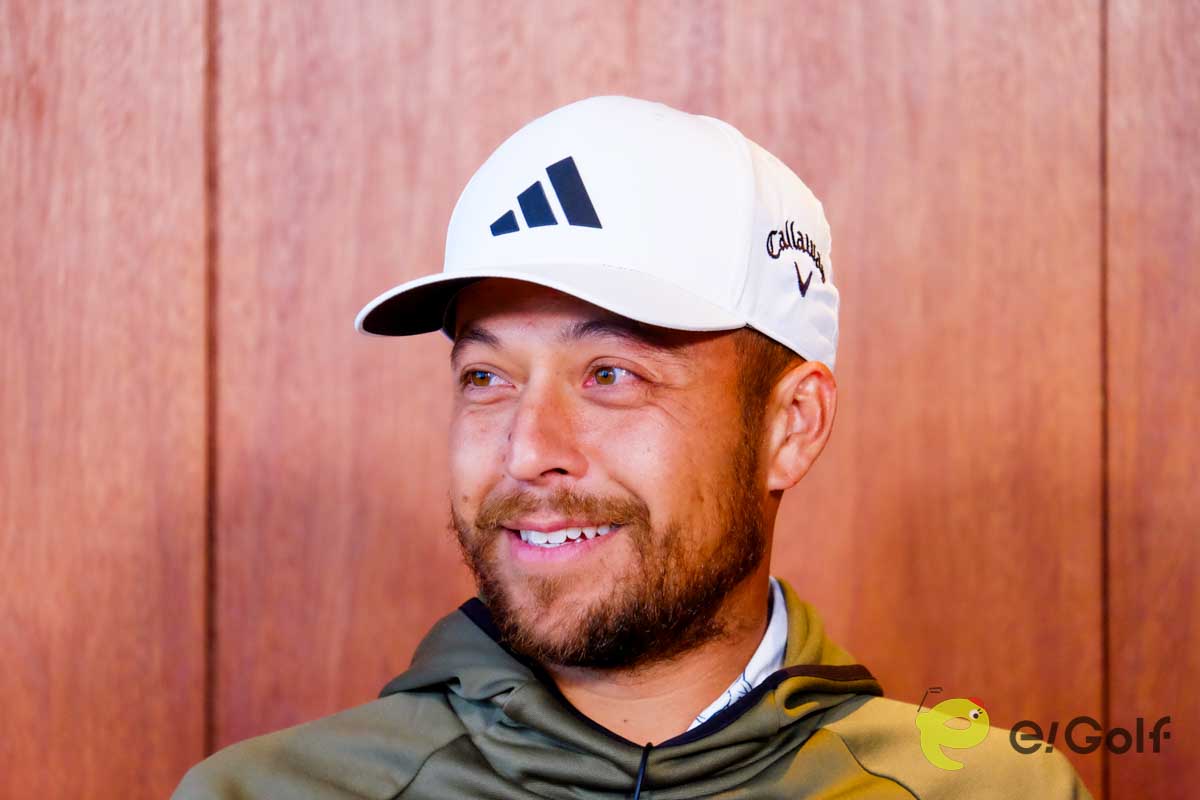 メディアの質問に答えるザンダー・シャウフェレ