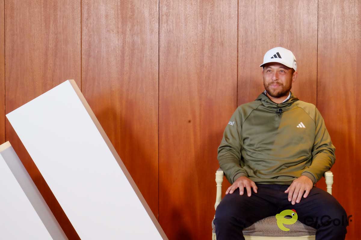 メディアの質問に答えるザンダー・シャウフェレ