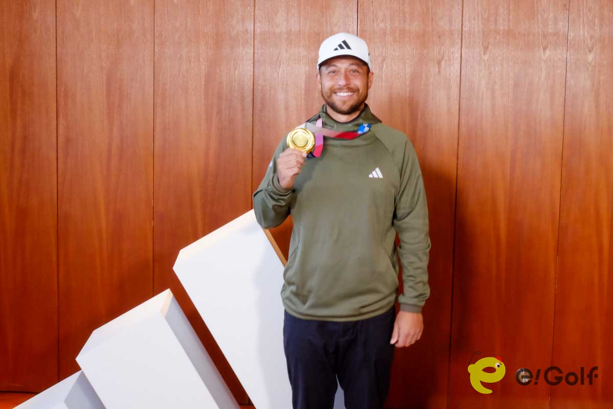 金メダルを首にかけてニッコリ