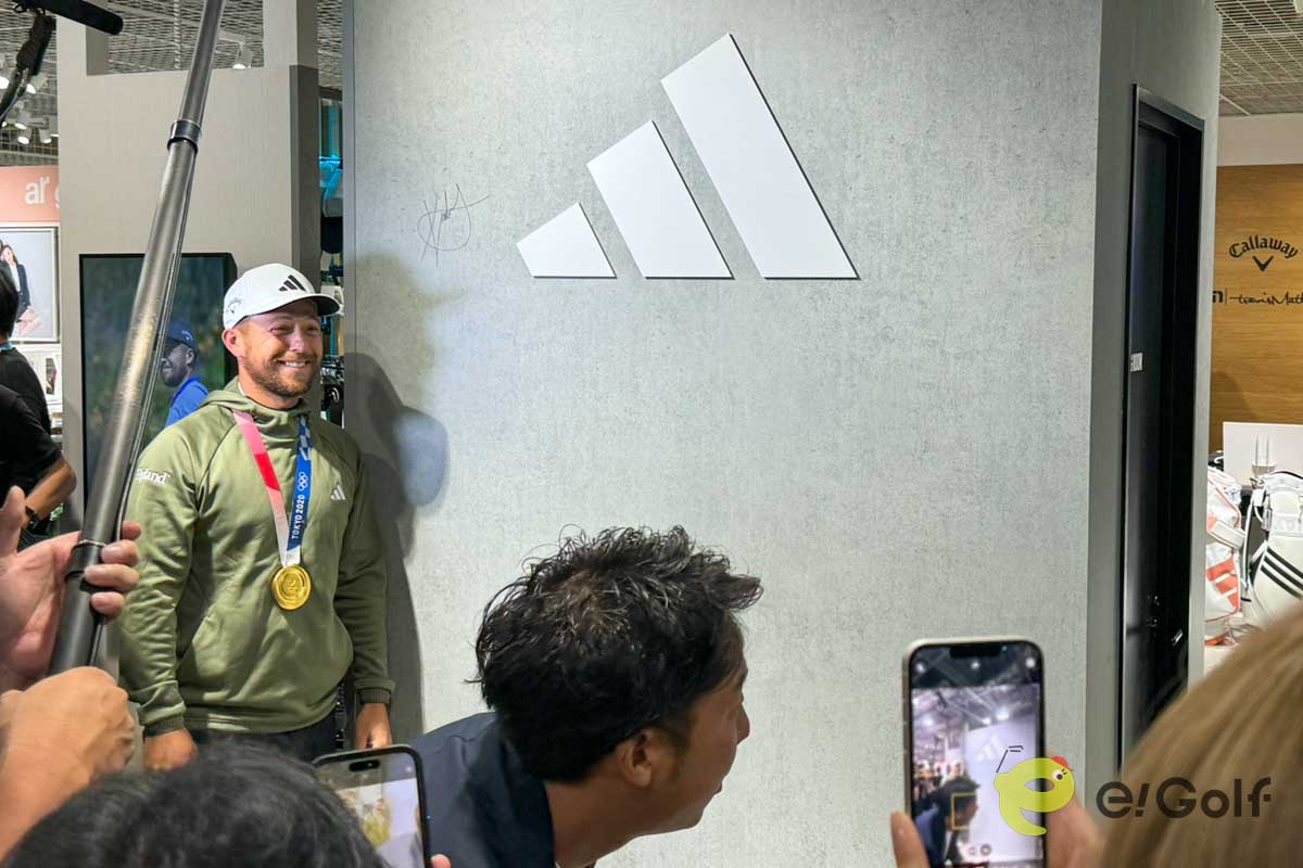 Alpen TOKYOの壁にサインを書いたザンダー・シャウフェレ