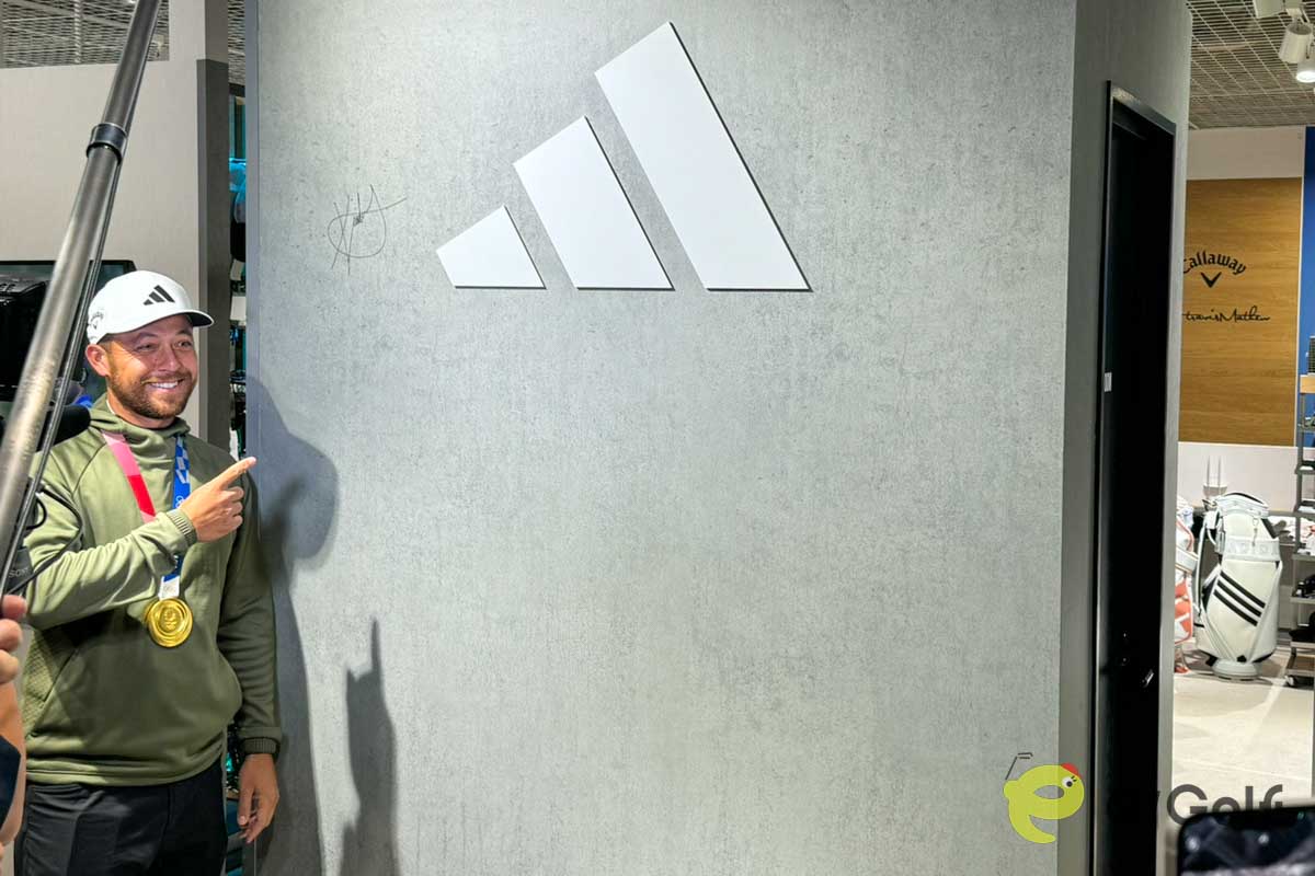 Alpen TOKYOの壁にサインを書いたザンダー・シャウフェレ