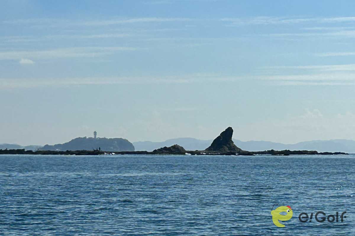 江の島と烏帽子岩が同時に見える