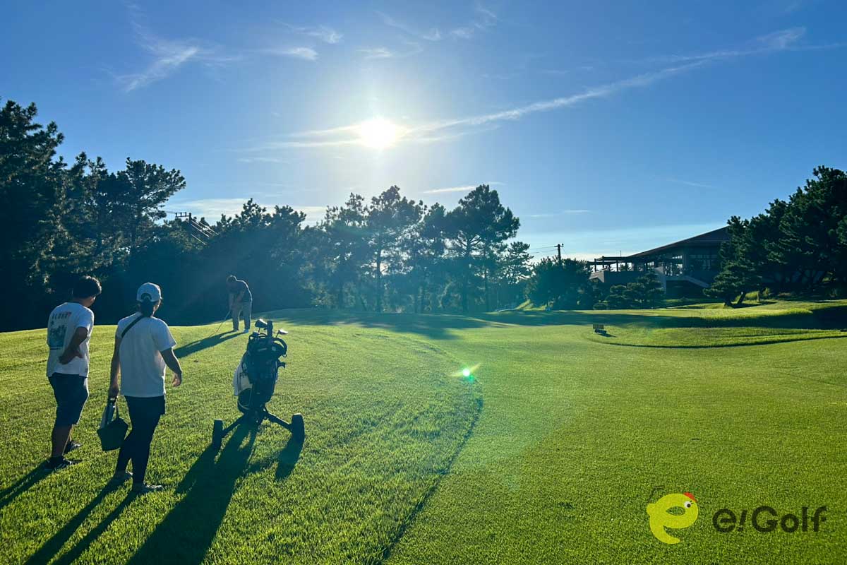 西日を浴びながらホールアウト