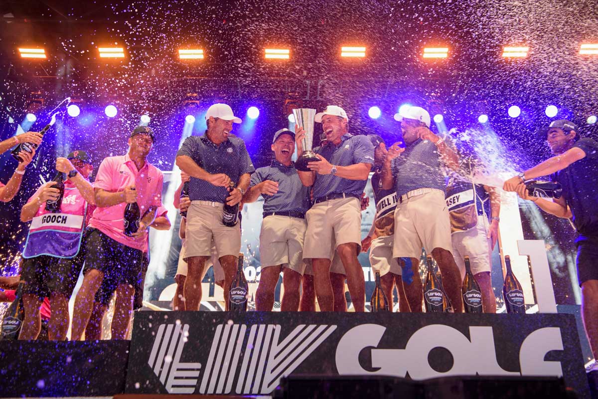 最終戦で優勝し、歓喜のシャンパンファイトをするブライソン・デシャンボー率いる「クラッシャーズGC」　写真：GettyImages