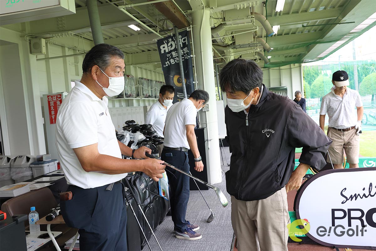 まずは興味があった「03」アイアンでウォーミングアップ