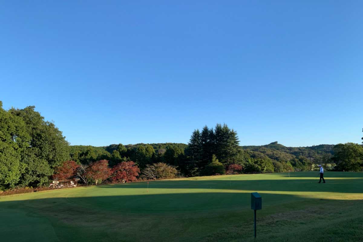 スタート前の練習グリーンでは、無言の中にもゴルファー同士の駆け引きがある